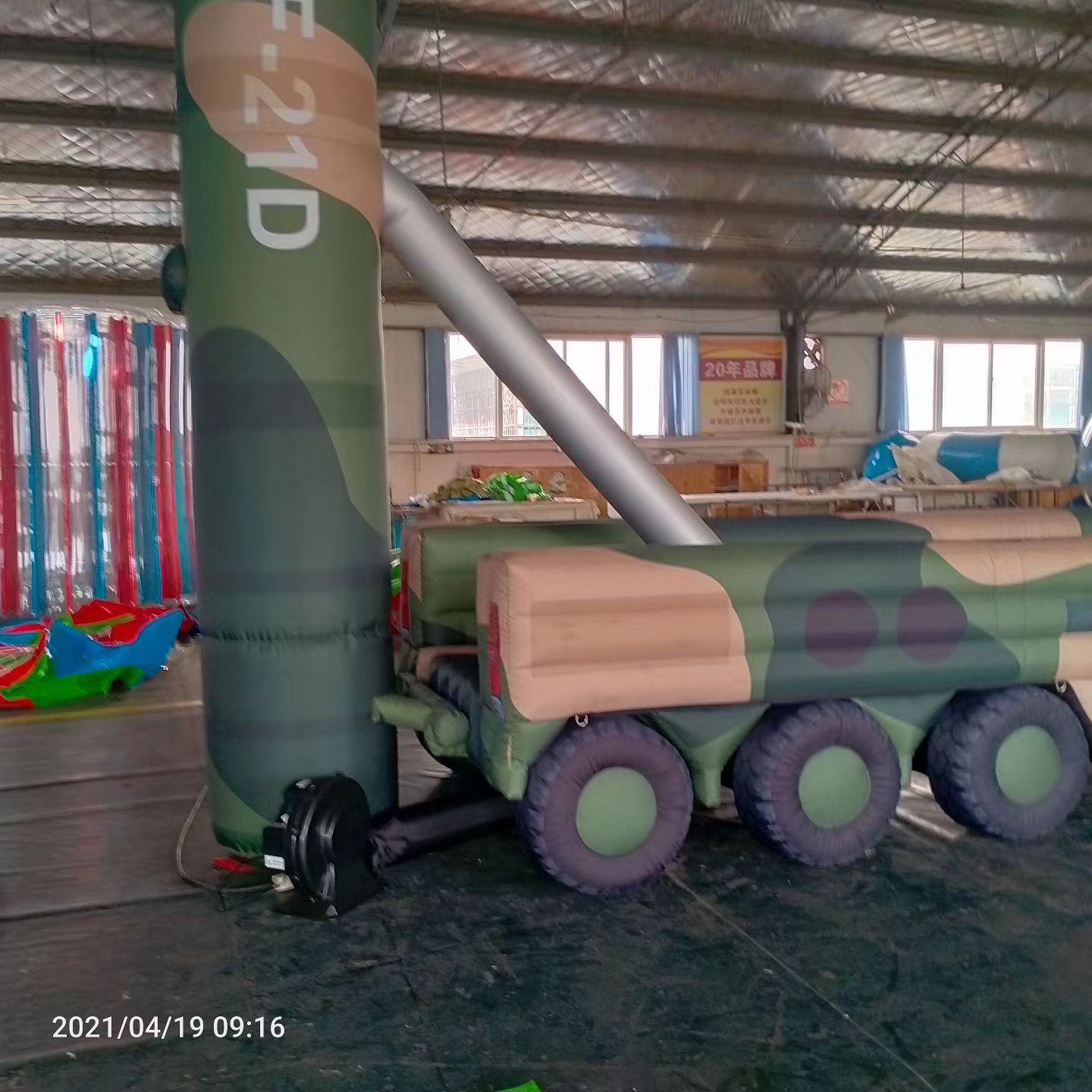 肇庆军事演习中的充气目标车辆：模拟发射车雷达车坦克飞机